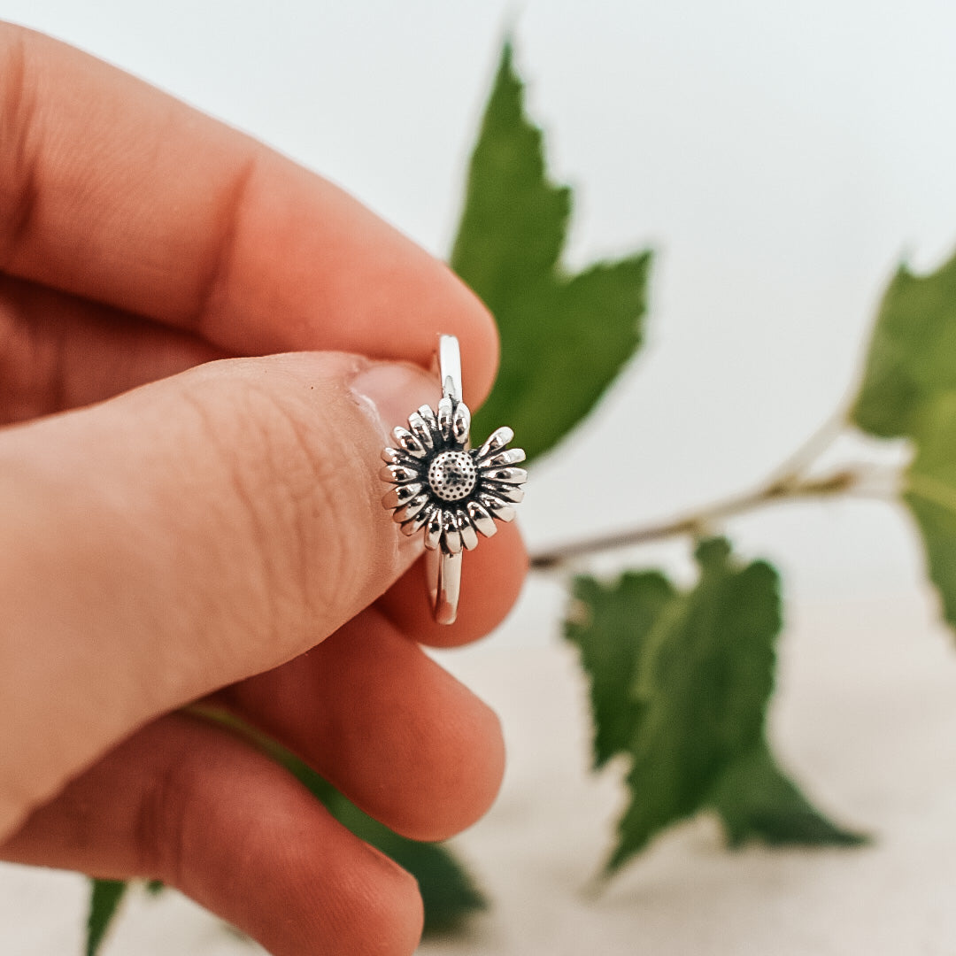 She Loves Me Sterling Silver Daisy Ring